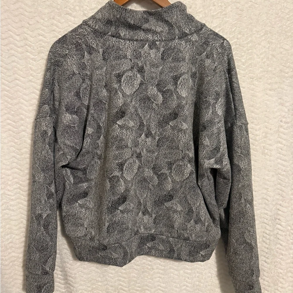 Kyodan Black and White Patterned Top. Size Large. - Picture 7 of 8